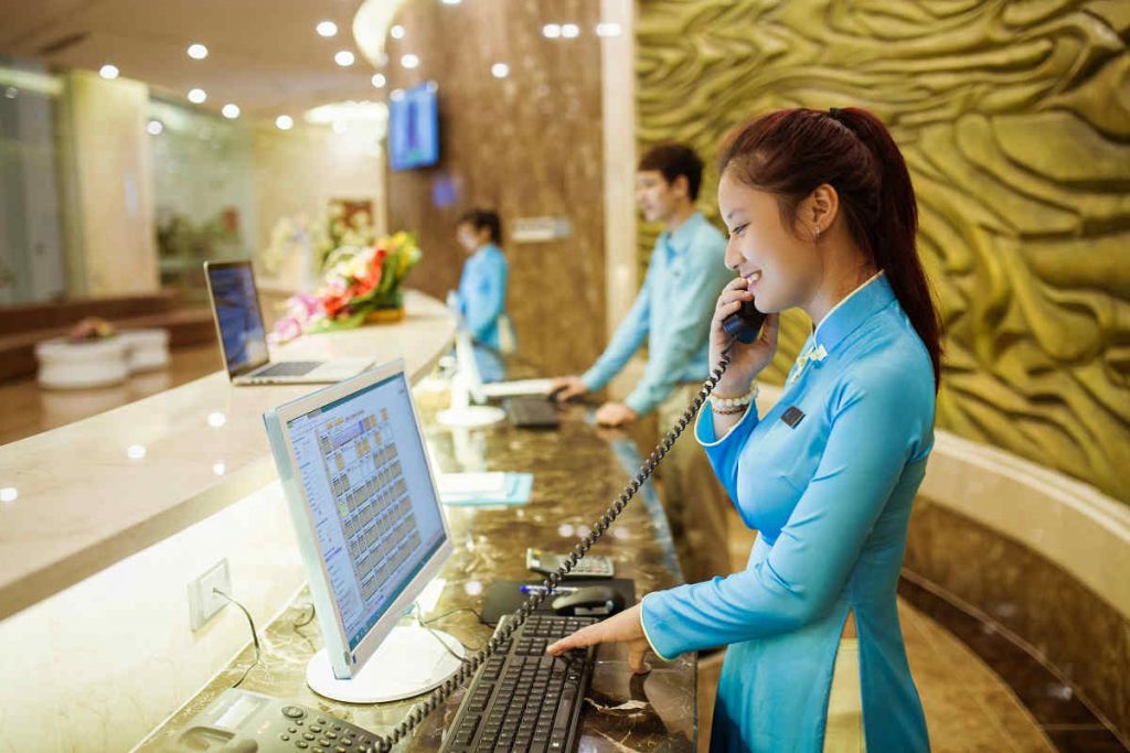 Vì sao lễ tân – buồng phòng hay “vênh” nhau? Gốc nằm ở thông tin